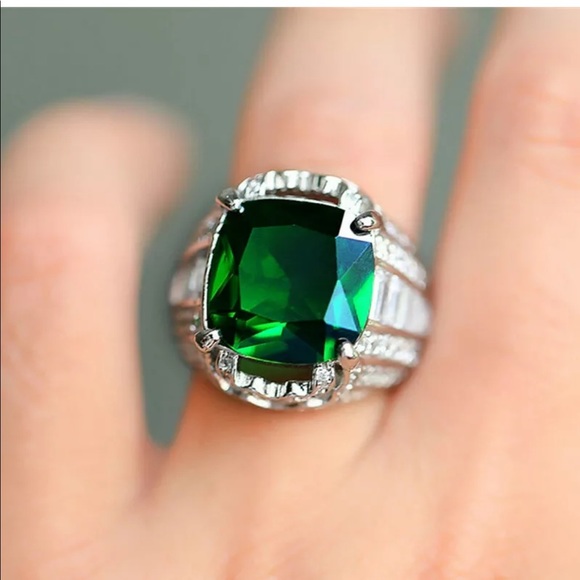 Green Emerald Big Luxury Ring - Picture 4 of 4
